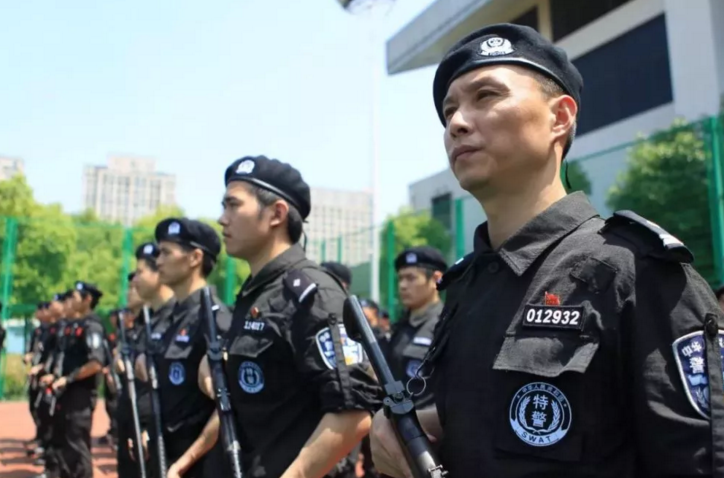 贝雷帽、作战靴……揭秘游客最爱留影打卡的警队“网红”
